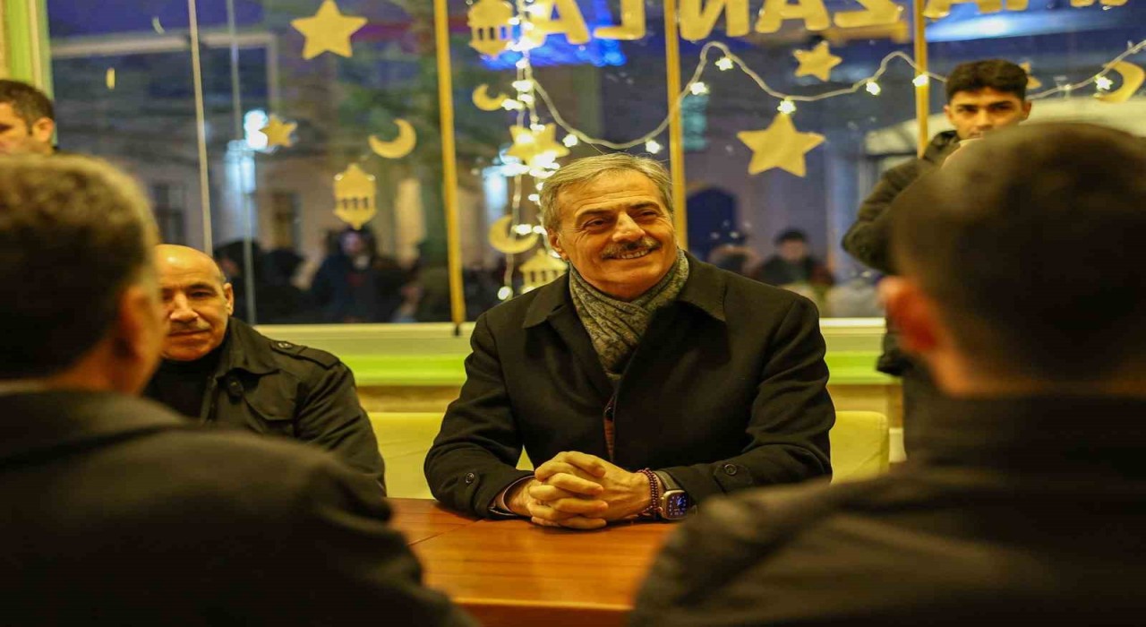 Başkan Alemdar, iftarını gençlerle birlikte açtı: Her zaman yanınızdayız