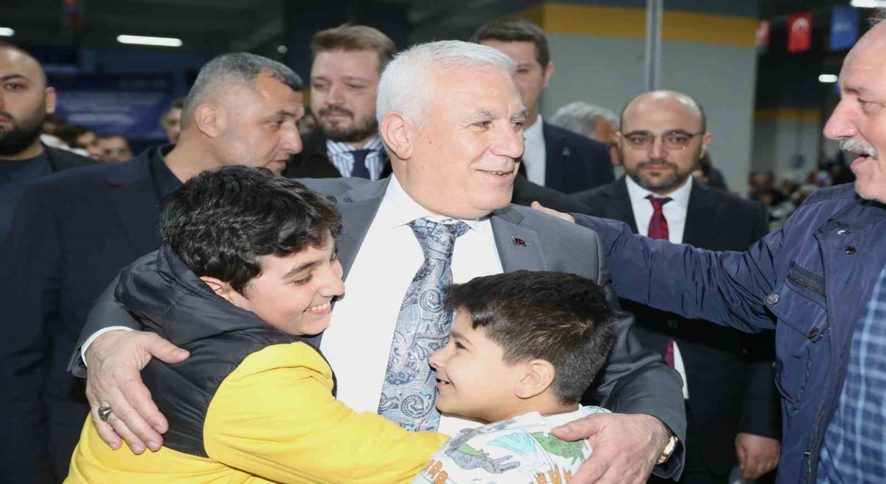 Başkan Bozbeyden gençlere halı saha müjdesi