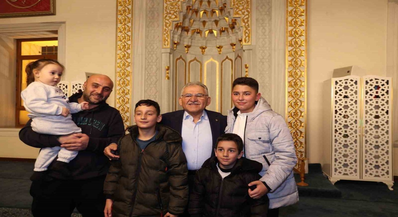 Başkan Büyükkılıç, Ramazanın ilk gününde hemşehrileri ile bütünleşti