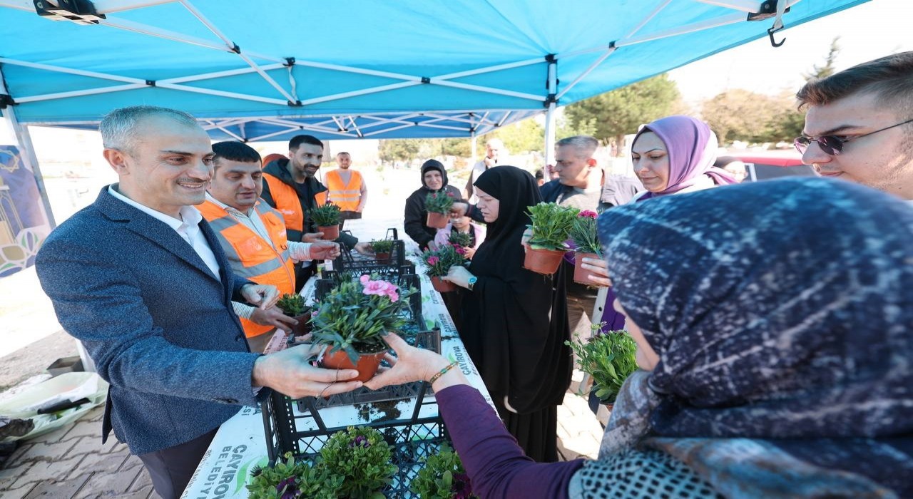 Başkan Çiftçi, kabir ziyareti yapan Çayırovalıları yalnız bırakmadı