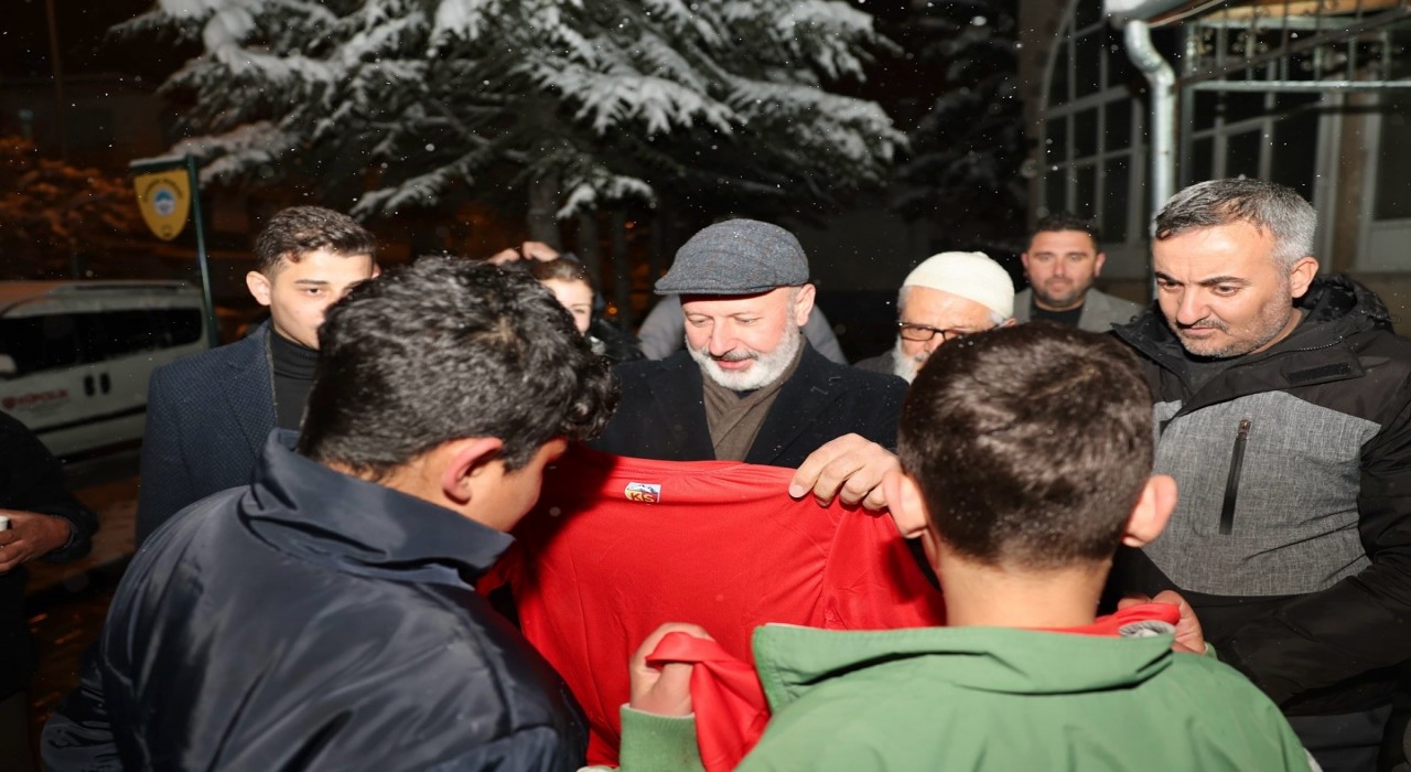 Başkan Çolakbayrakdar, Ramazan bereketini her gün bir mahallede paylaşıyor
