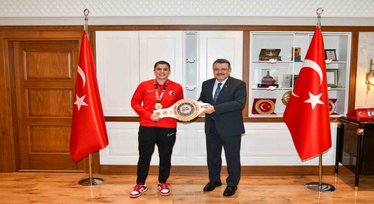Başkan Genç Dünya Şampiyonu Busenaz Sürmeneliyi ağırladı