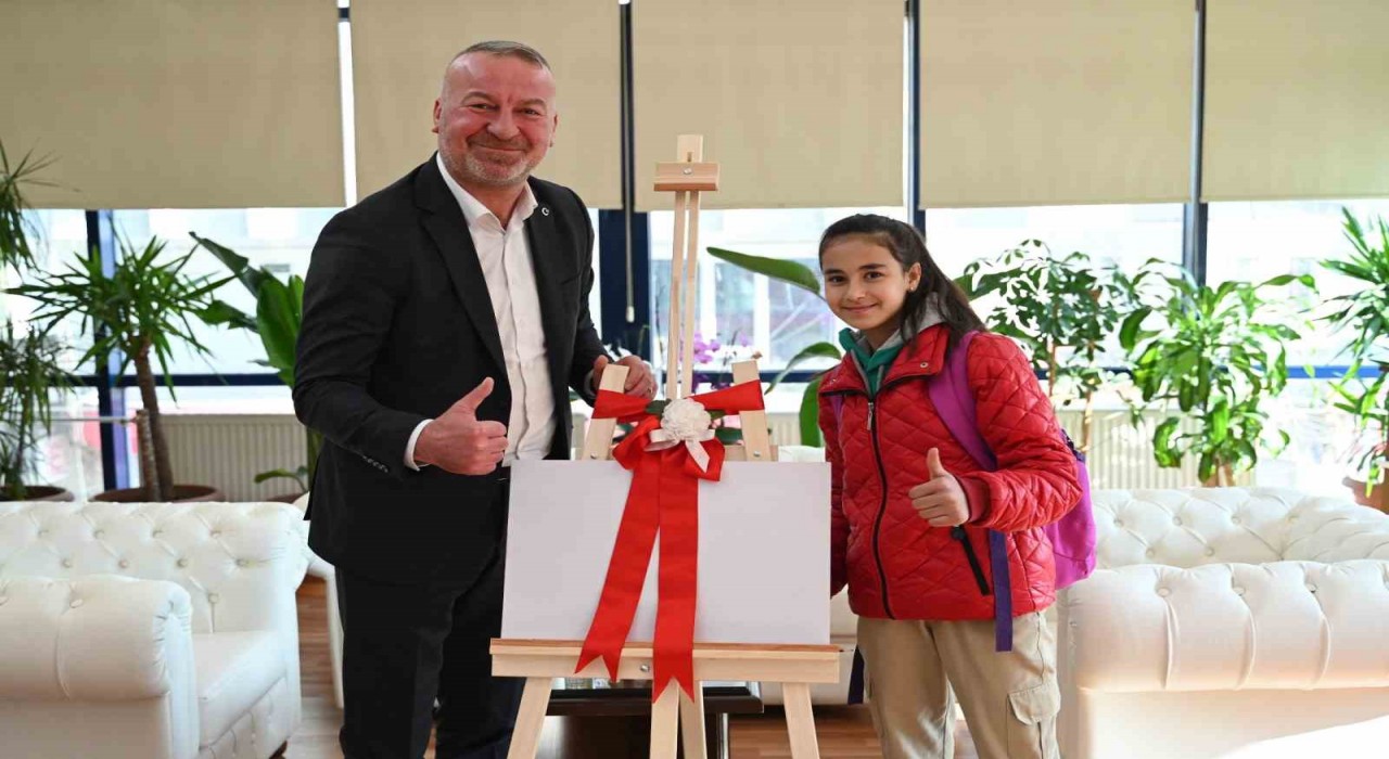Başkan Karabatıdan başarılı öğrenciye anlamlı hediye
