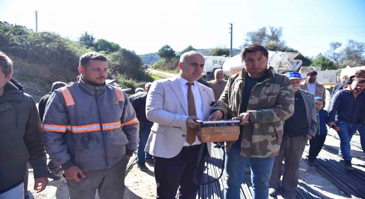 Başkan Kaya Arzulara köprü için ilk betonu döktü