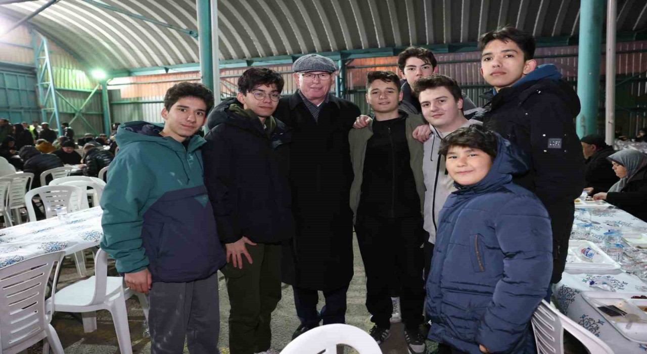 Başkan Kurt, Gündoğdu Mahallesinde iftarda vatandaşlarla buluştu