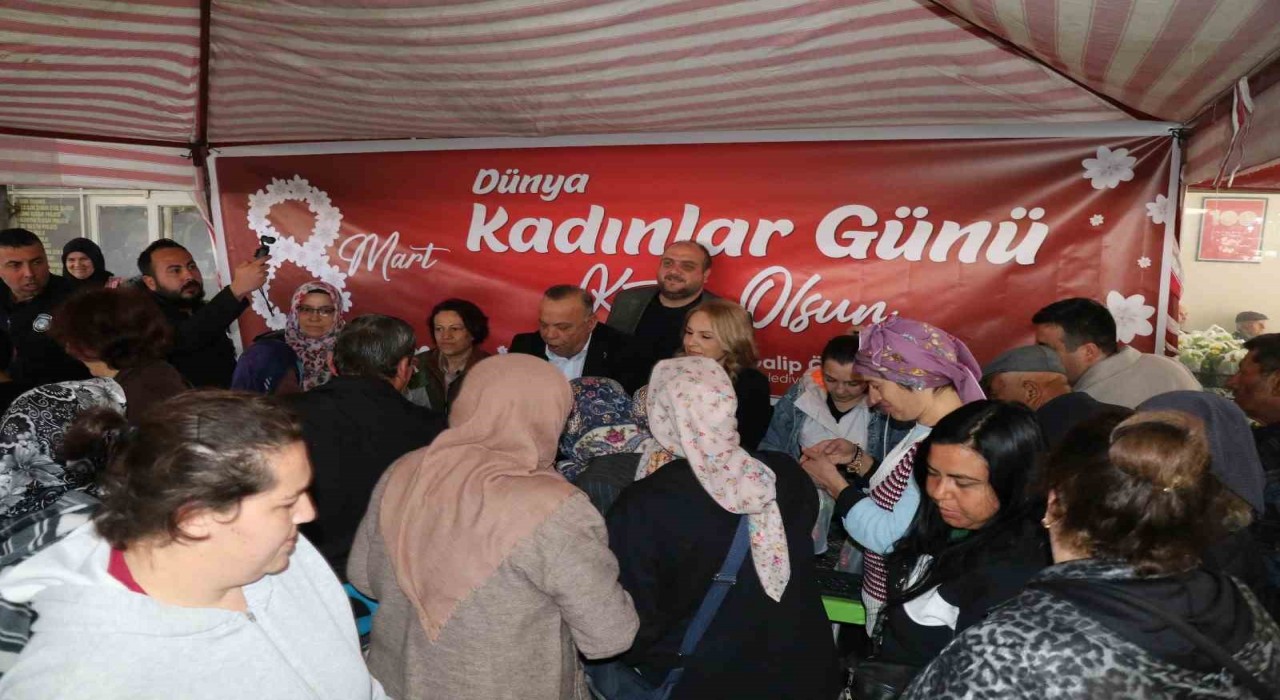 Başkan Özelden kadınlara özel 12 bin çiçek fidesi hediyesi