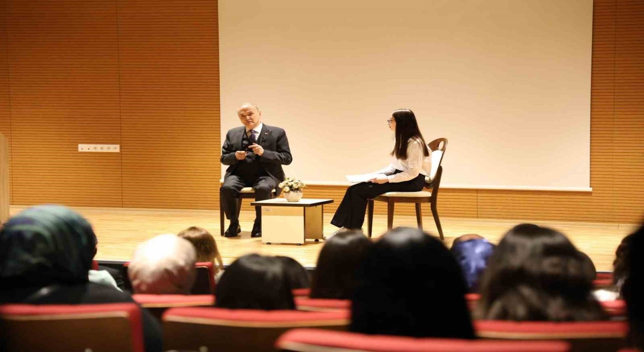 Başkan Özlü üniversitesi öğrencileriyle bir araya geldi