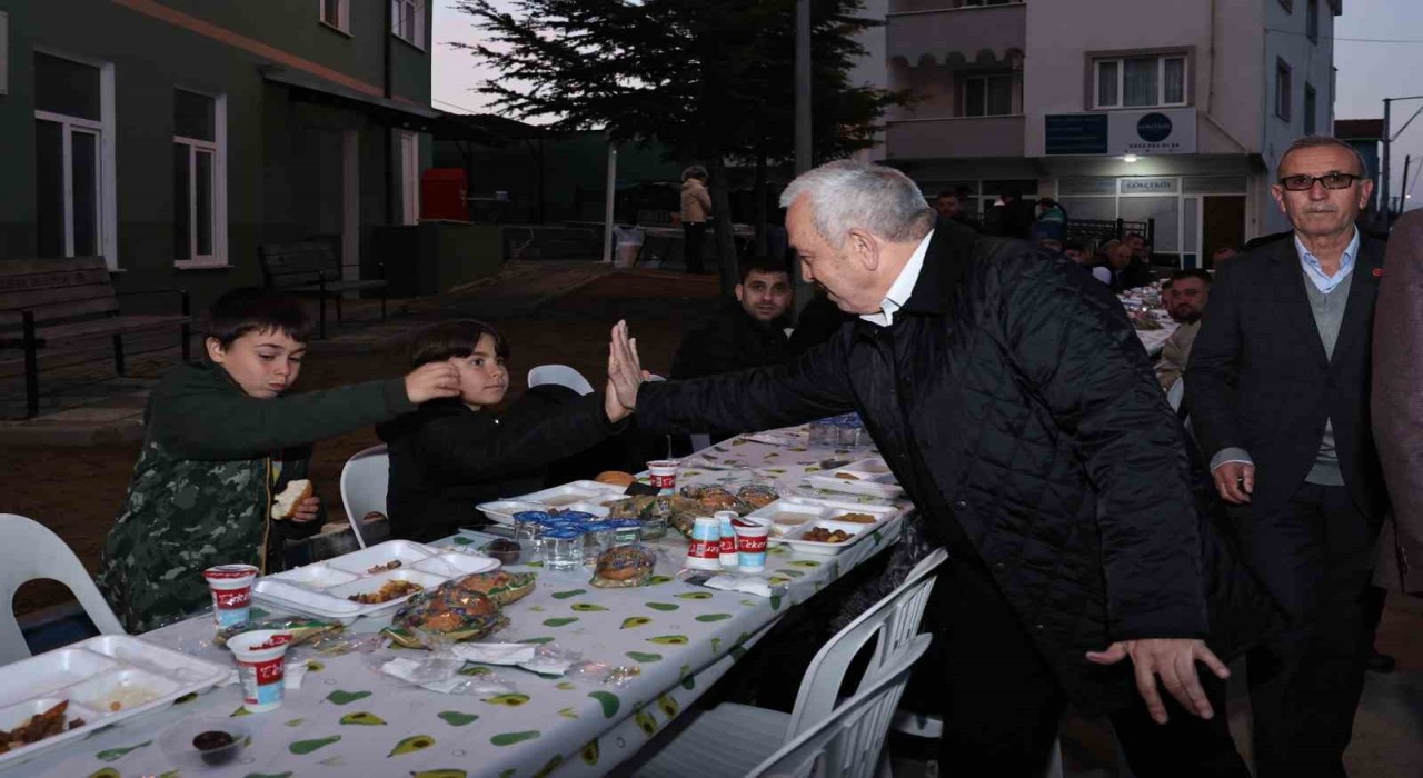 Başkan Şadi Özdemir Gökçe Mahallesinde iftara katıldı