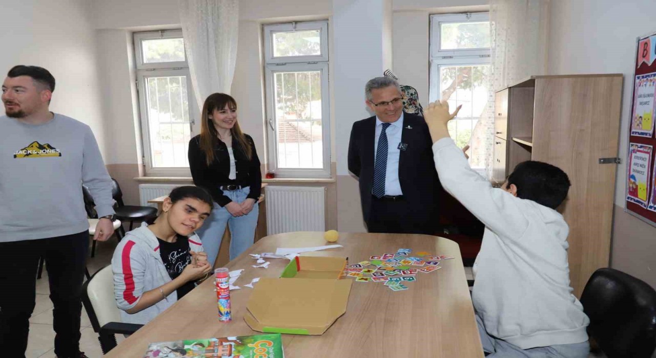 Başkan Tetikten özel çocuklara anlamlı ziyaret
