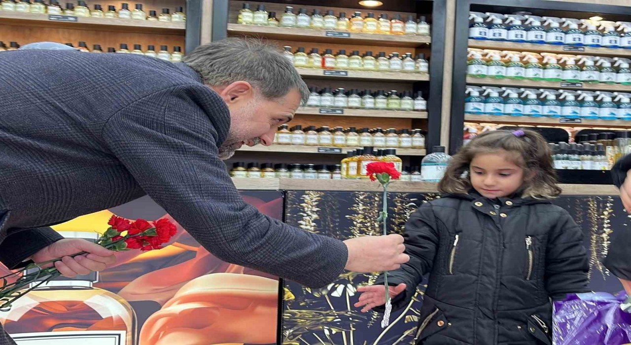 Başkan Uçardan kadınlara karanfilli kutlama