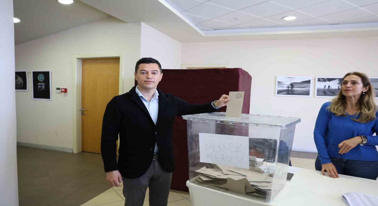 Başkan Ünlü ön seçim için oyunu kullandı