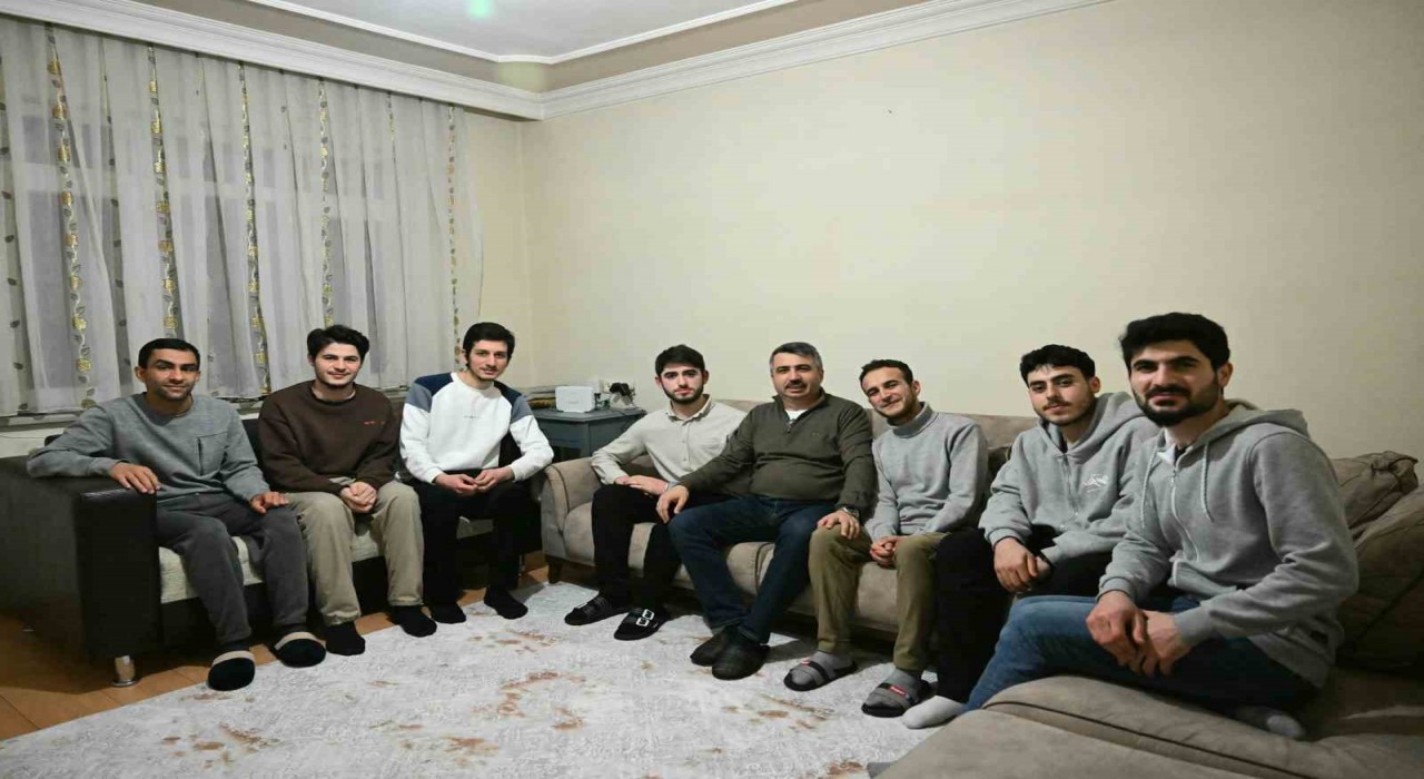 Başkan Yılmaz sahuru gençlerle yaptı