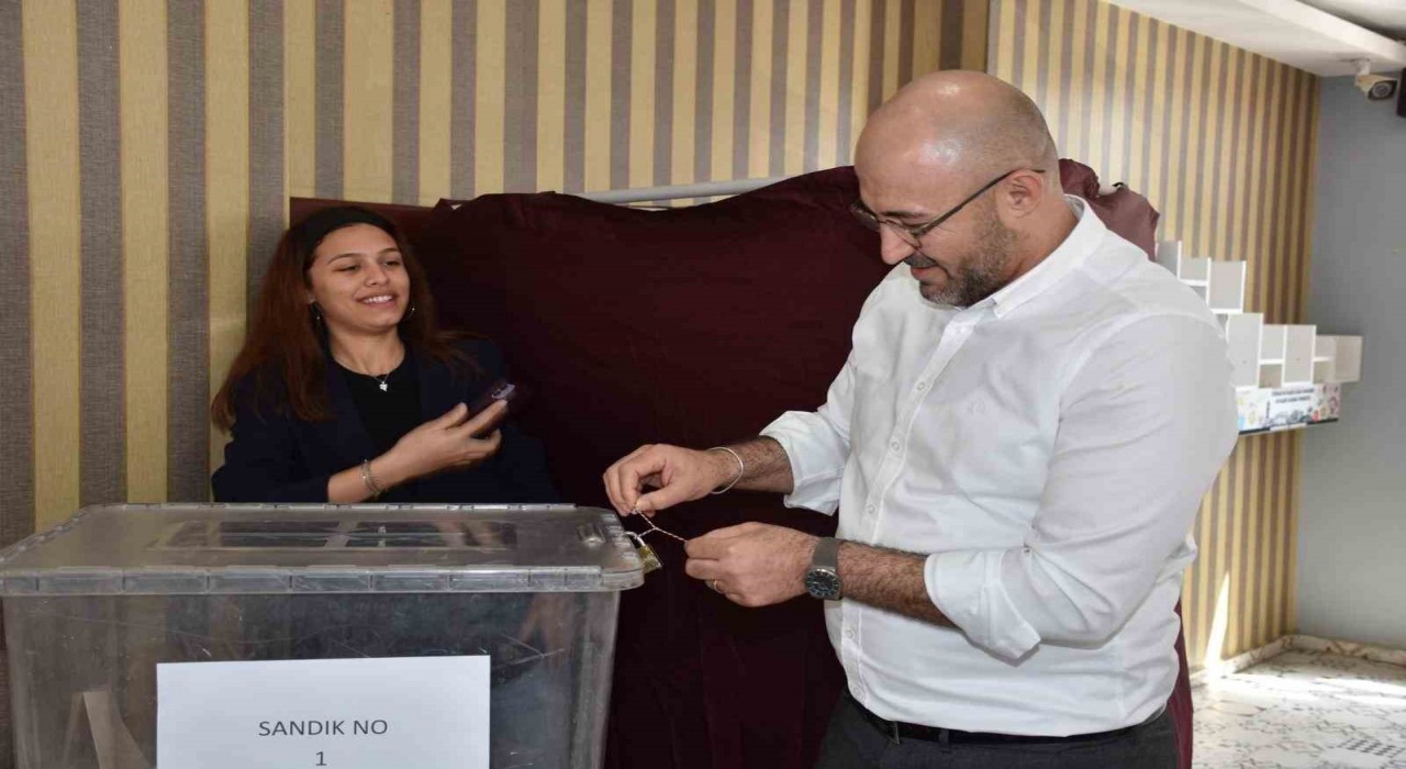 Başkan Zencirci oyunu kullandı, martineçka bilekliğini sandığa bağladı
