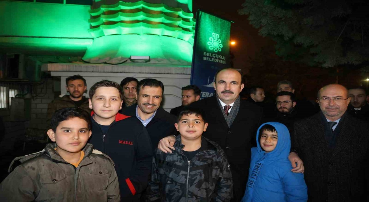 Başkanlar Selçukluda teravih sonrası vatandaşlarla bir araya geldi