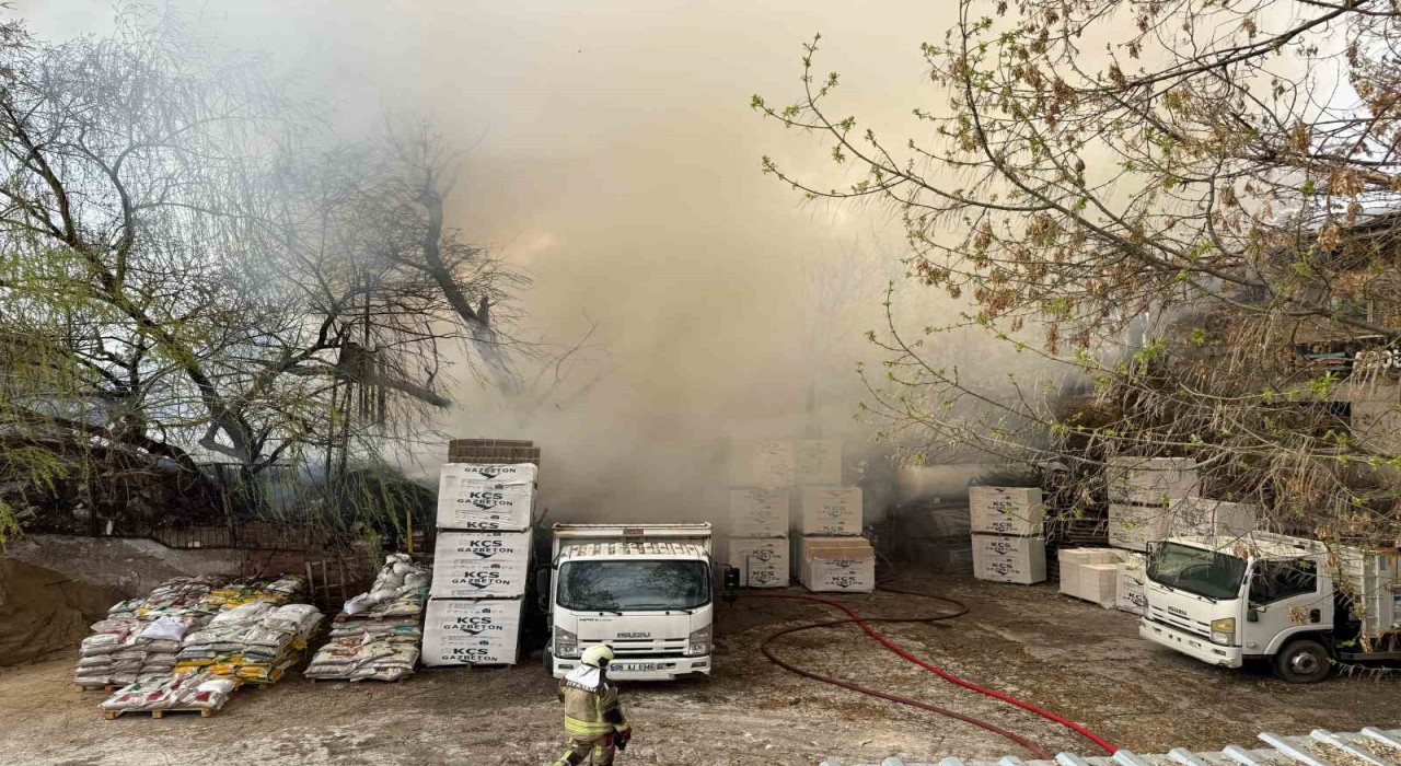 Başkentte hurda kağıt istiflenen metruk bina alev alev yandı