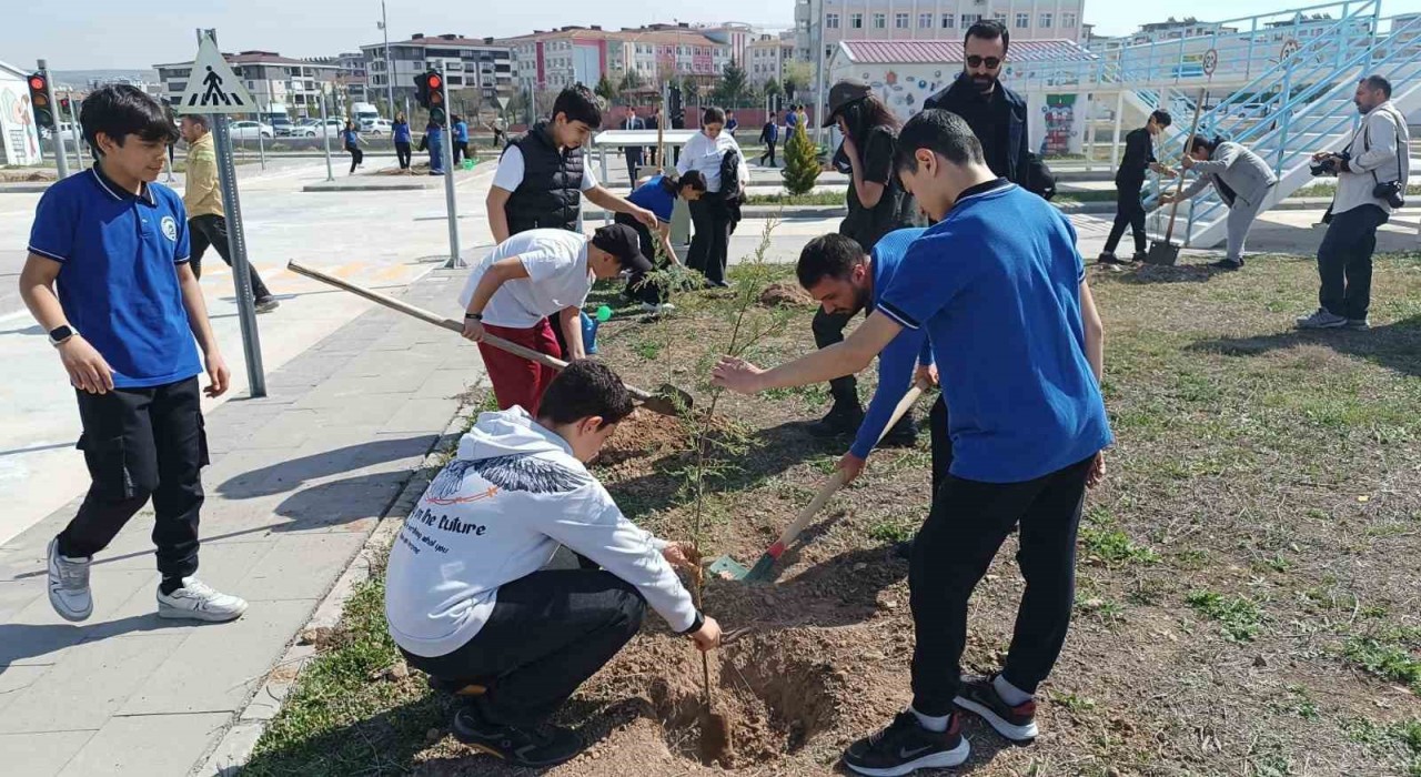 Batmanda 100 öğrenci 116 adet fidan dikti