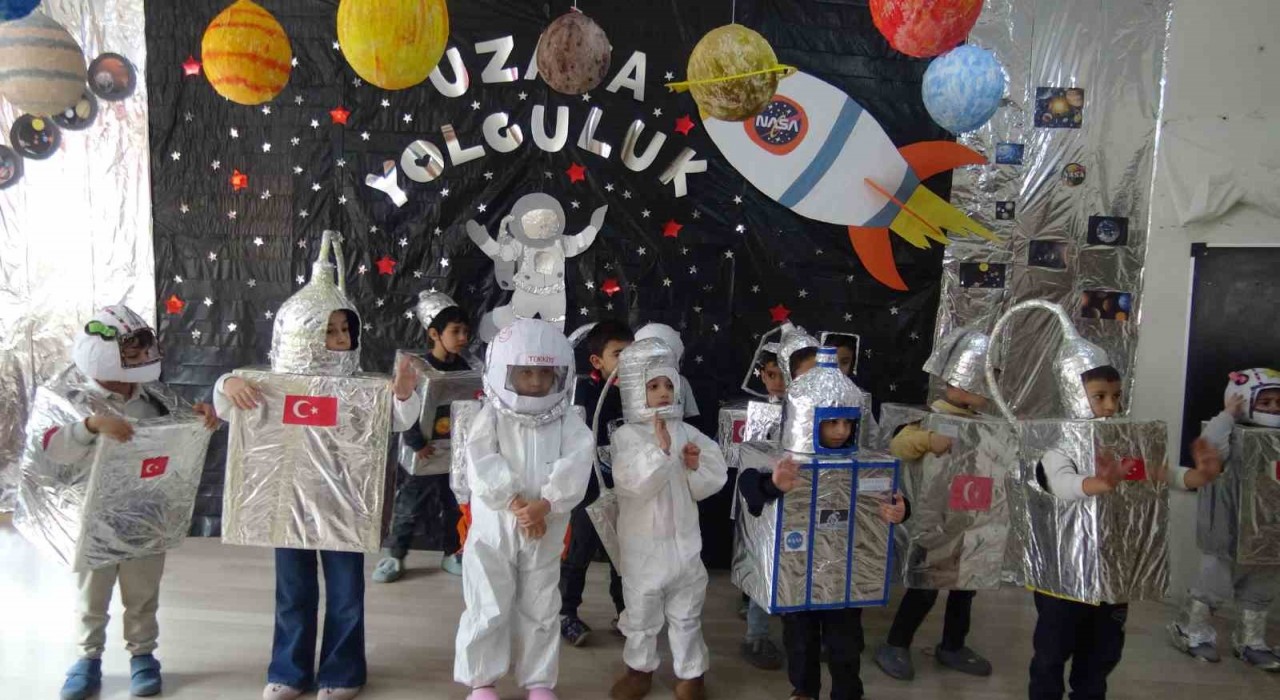 Batmanda anaokulu öğrencileri uzay çadırında gezegenleri öğrenme fırsatı buldu