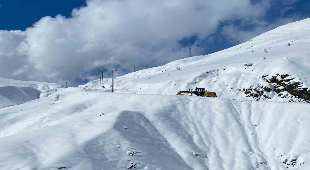 Batmanda bahar havası yerini kar yağışına bıraktı: 25 köy ve mezra yolu ulaşıma kapandı