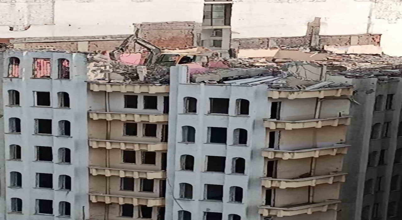 Batmanda depremde ağır hasar alan AFAD binası kontrollü yıkılıyor