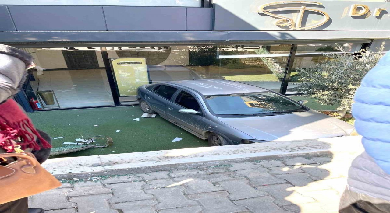 Batmanda el freni çekilmeyen otomobil bahçeye düştü