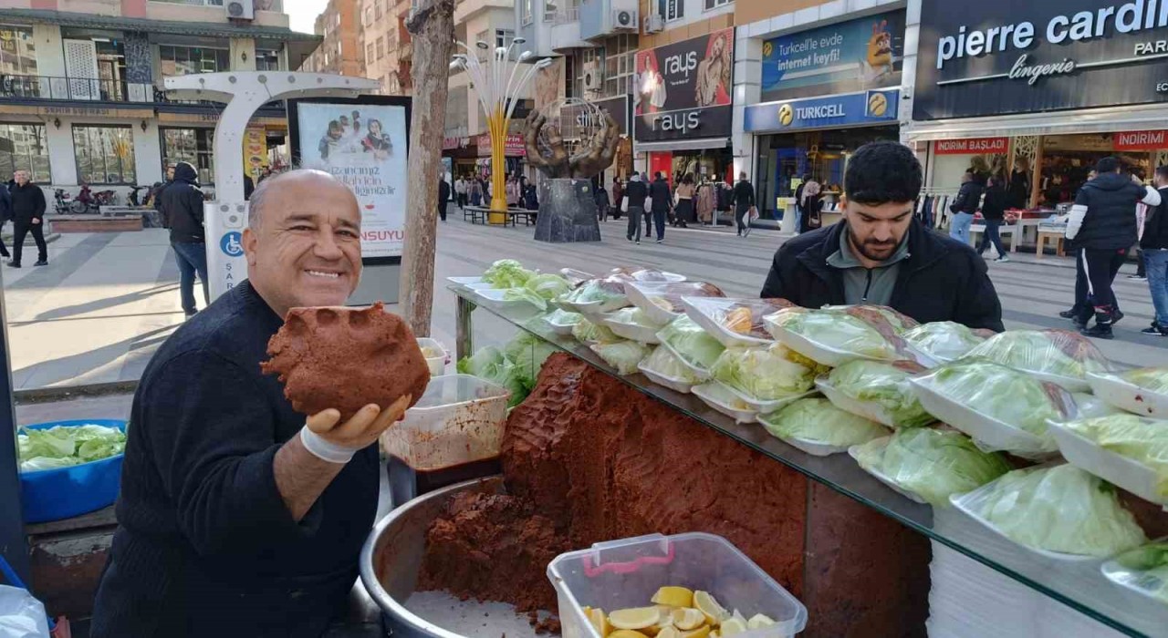 Batmanda iftar öncesi çiğköfte kuyruğu