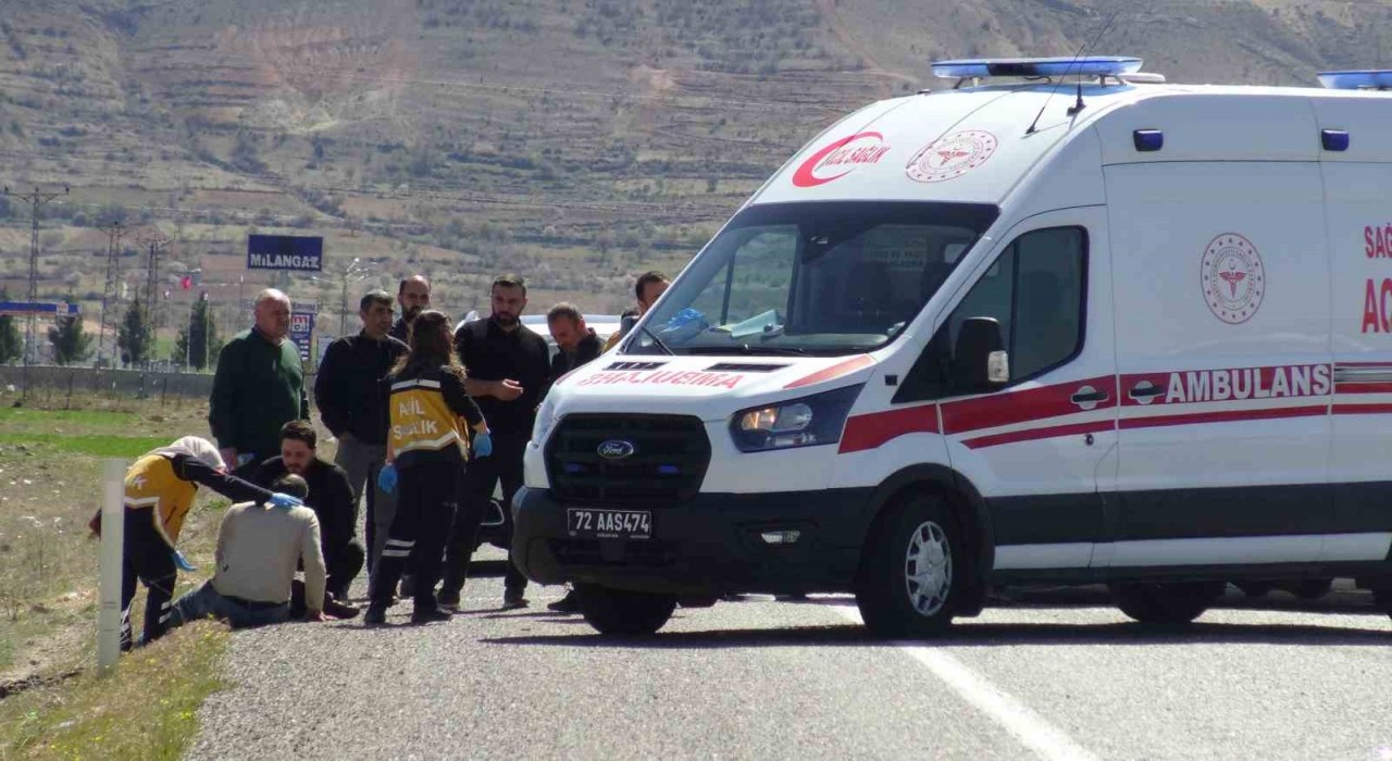 Batmanda kereste yüklü panelvan devrildi: 1 yaralı