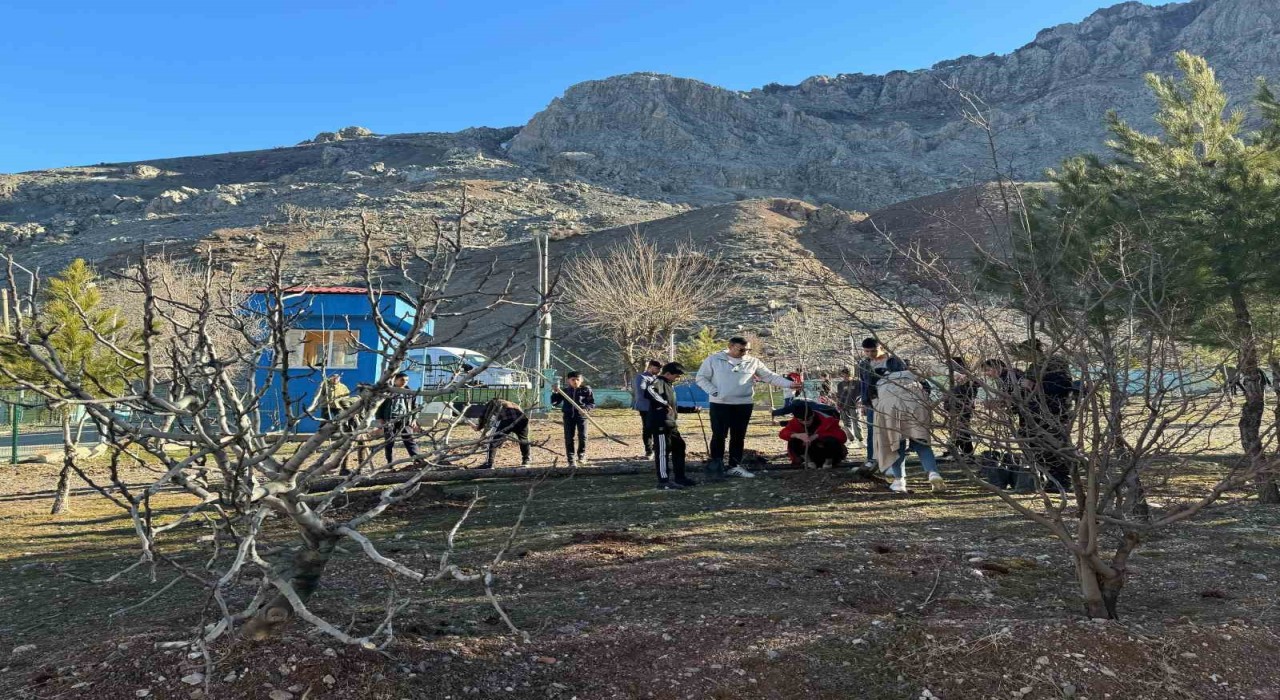Batmanda köy okulunda fidan dikim seferberliği başlatıldı