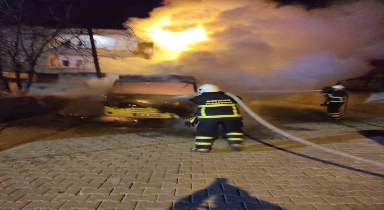 Batmanda park halindeki minibüs yandı