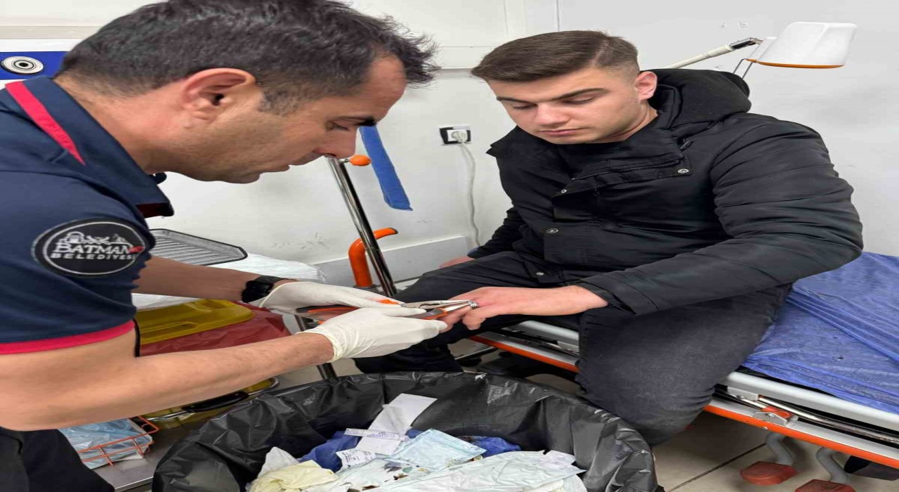 Batmanda parmağa sıkışan yüzüğü itfaiye erleri çıkarttı