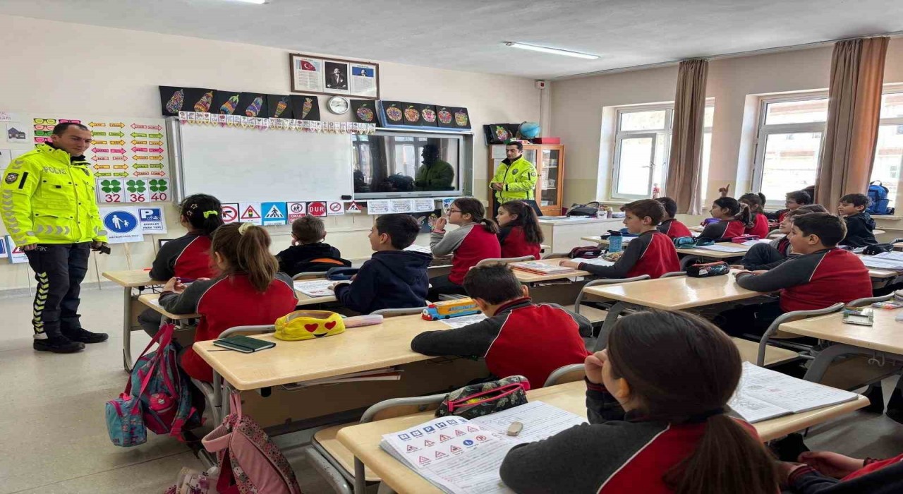 Bayburt polisinden öğrencilere trafik eğitimi