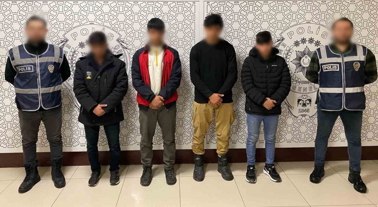Bayburtta 5 düzeniz göçmen ve 3 insan taciri yakalandı