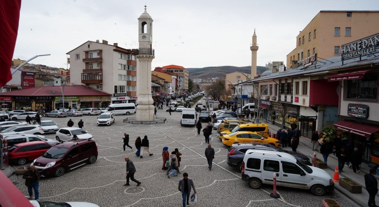 Bayburtta bayram yoğunluğu tatilcilerin de akınıyla iki katına çıktı
