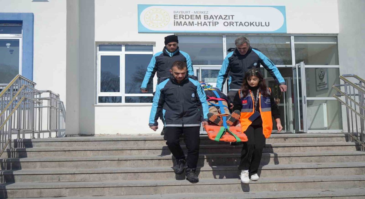 Bayburtta eksi 15 derece havada gerçeği aratmayan deprem ve yangın tatbikatı yapıldı