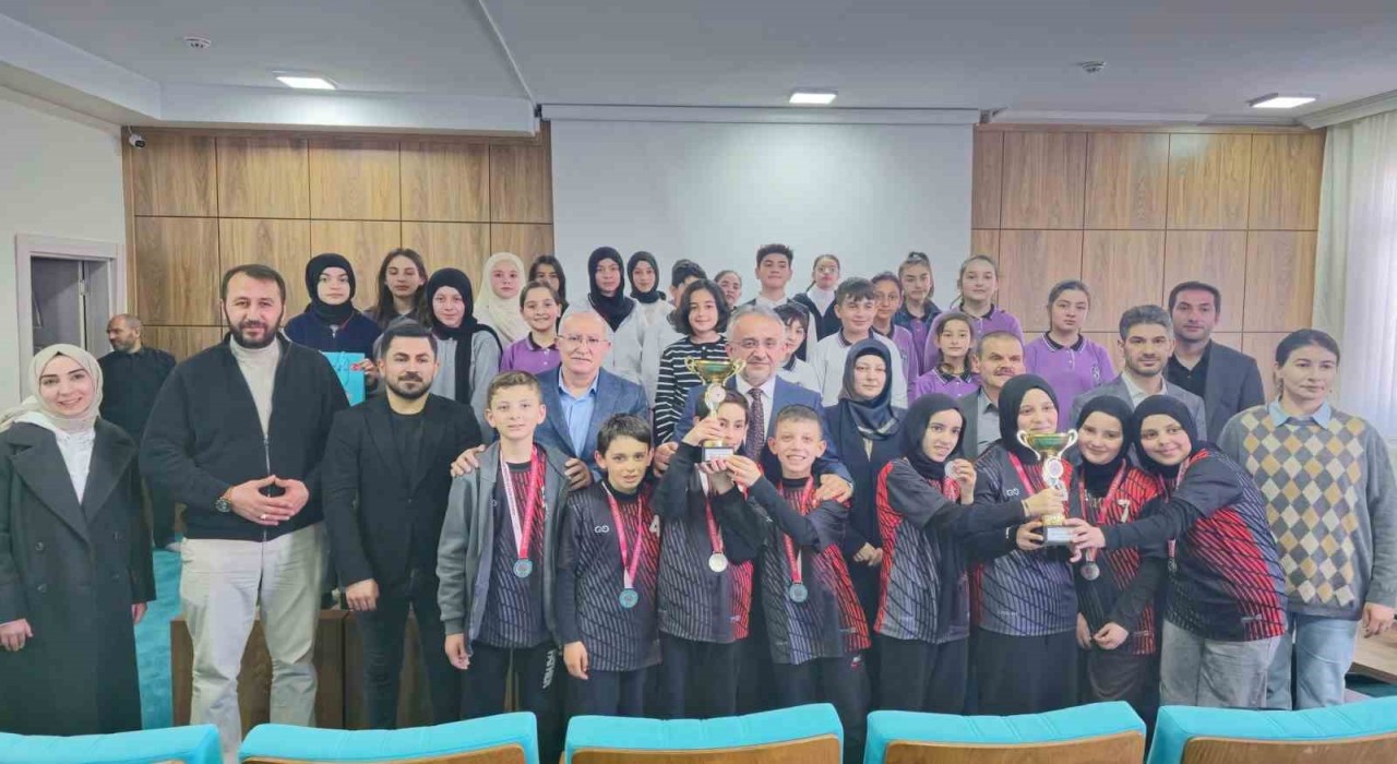 Bayburtta ezbere şiir okuma yarışmasında dereceye giren öğrenciler ödüllendirildi