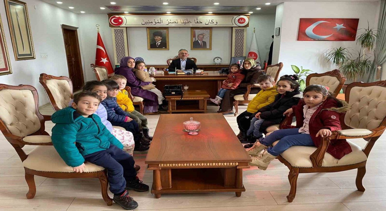 Bayburtta minik öğrenciler kumbaralarını iyilik için açtı