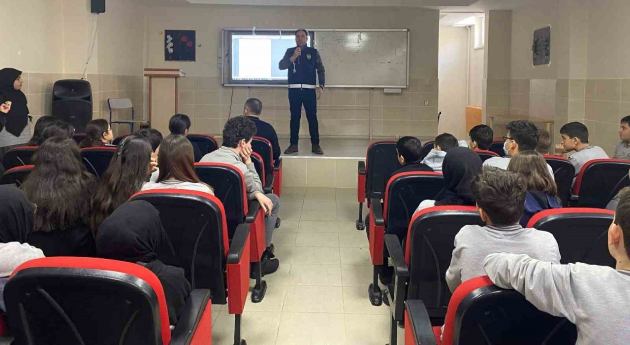 Bayburtta polis ekiplerince 24 öğretmen ve 350 öğrenci bilgilendirildi