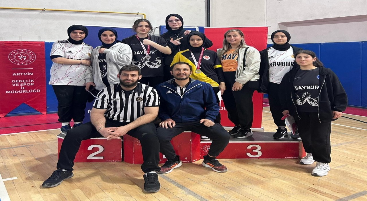 Bayburtun bileği bükülmeyen kızları bilek güreşinde finale kaldı