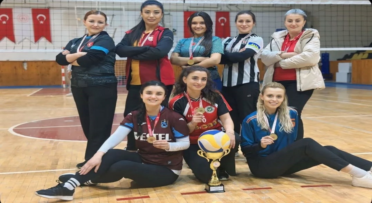 Bayburtun kadın polisleri voleybol turnuvasında birinci oldu