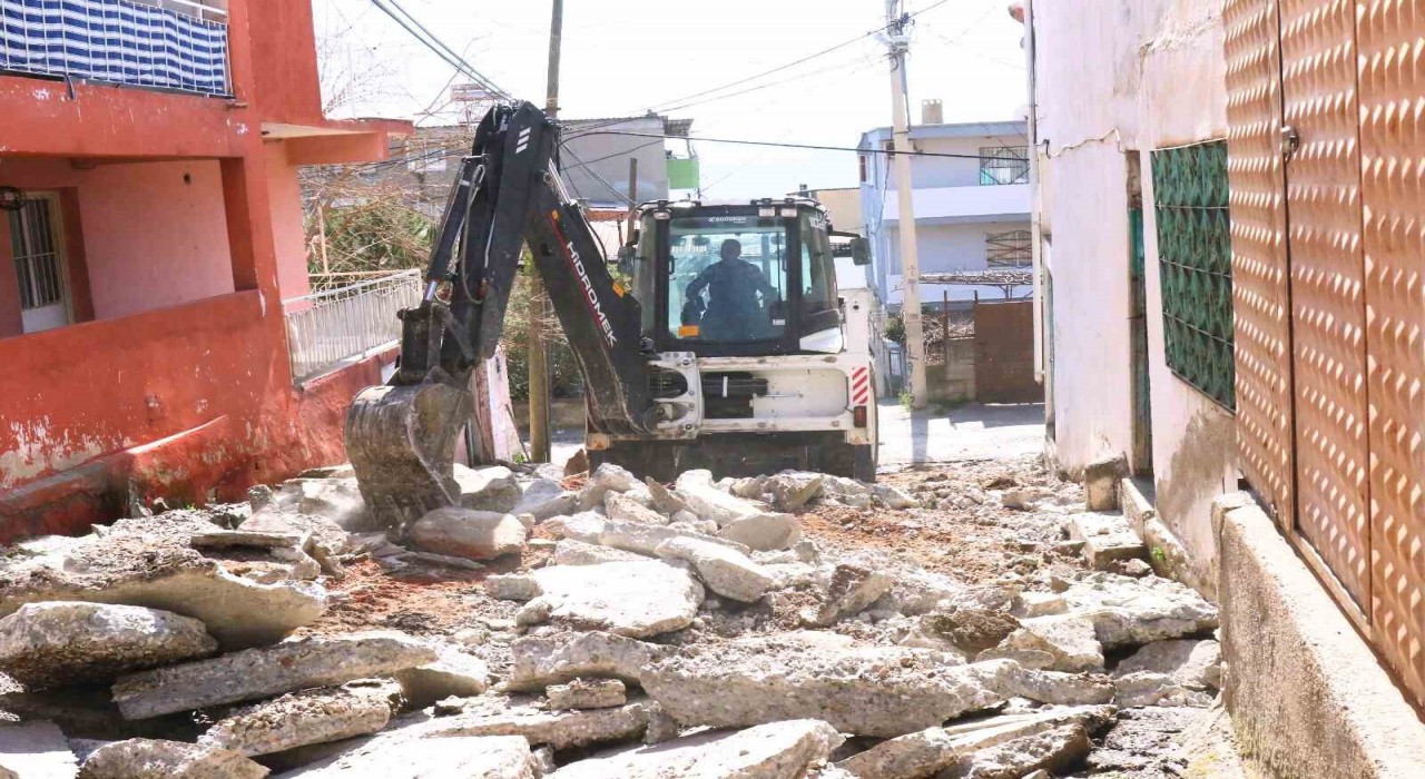 Bayraklıda yol yenileme seferberliği