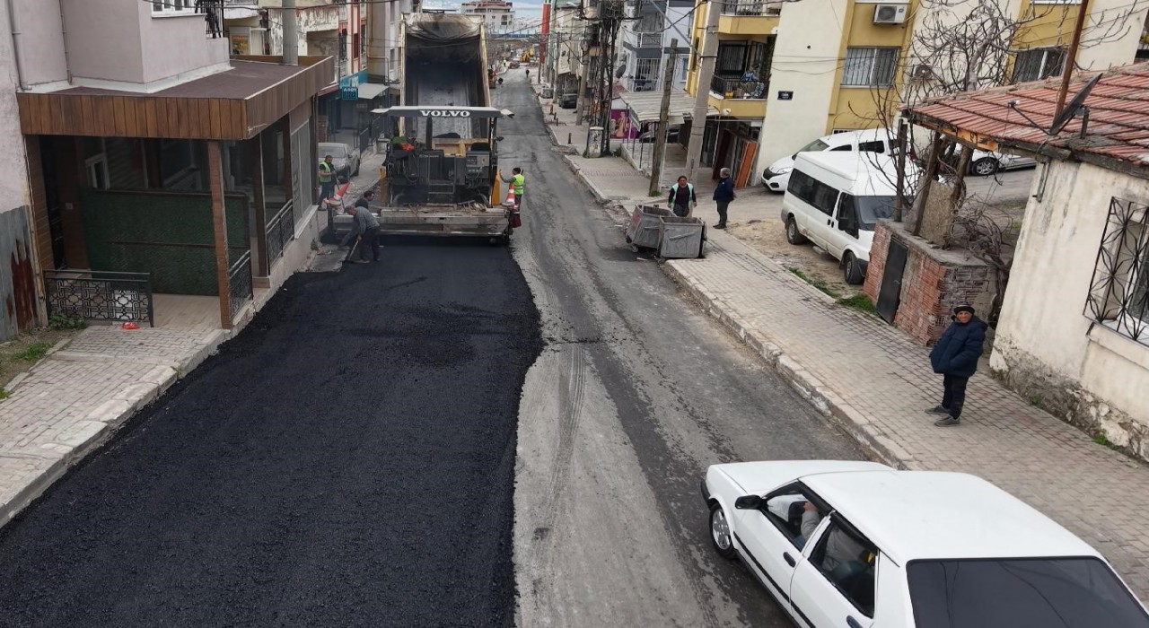 Bayraklıda yol yenileme ve üst geçit çalışmaları sürüyor