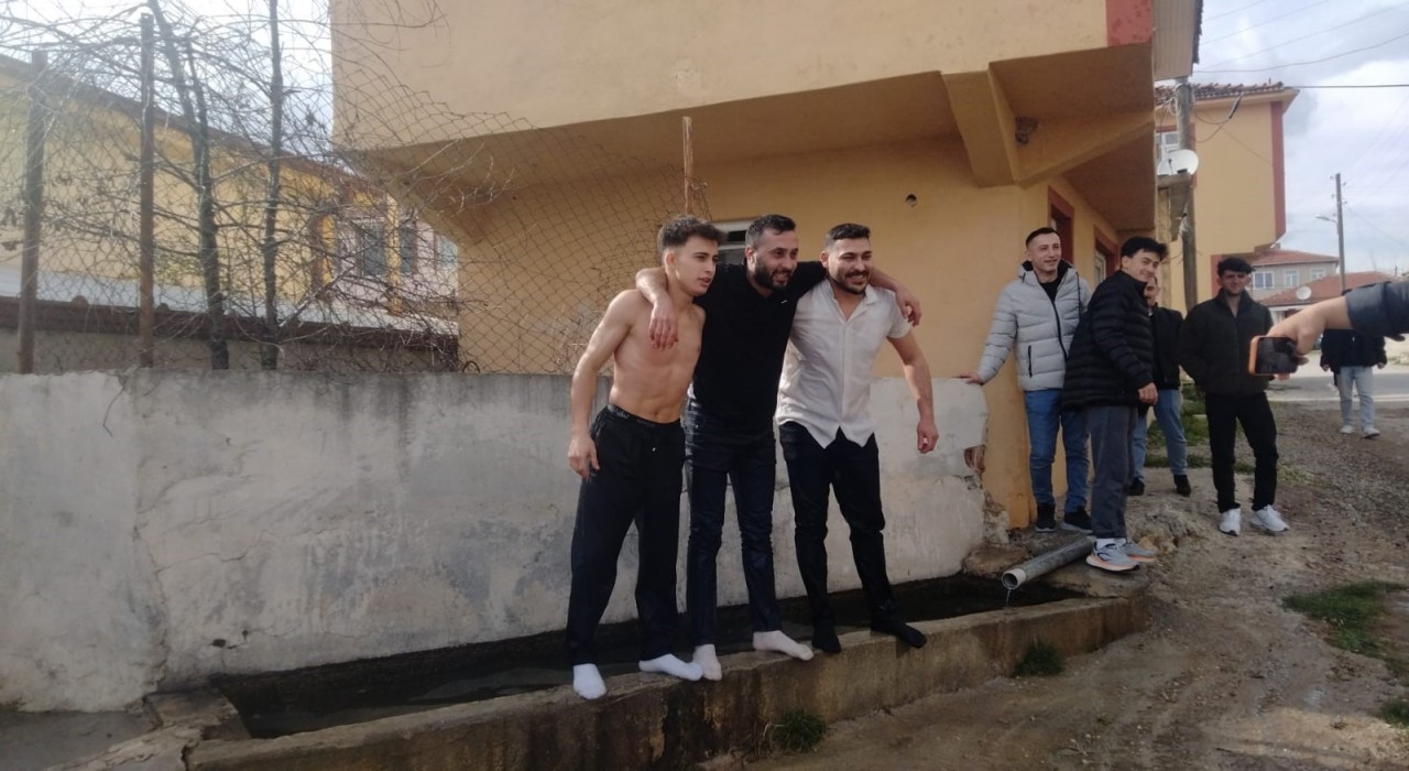 Bayram namazına gelmeyenlere sulu şaka