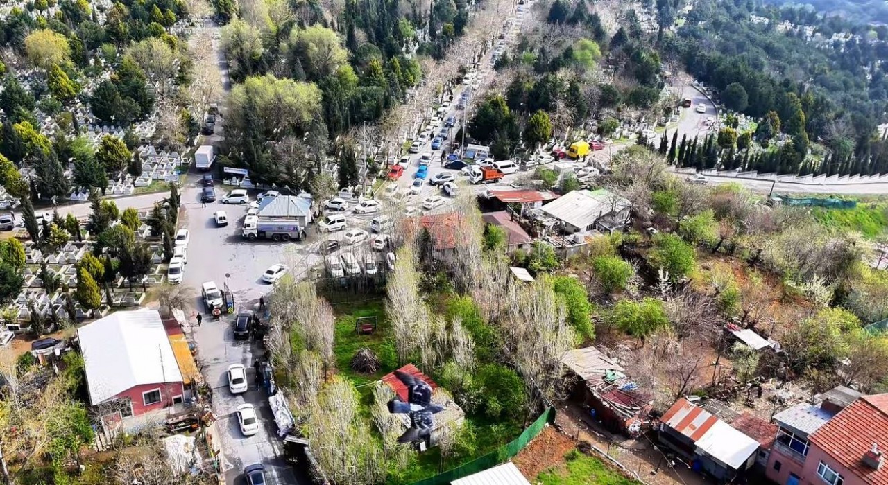 Bayram öncesi mezarlıklarda araç yoğunluğu havadan görüntülendi