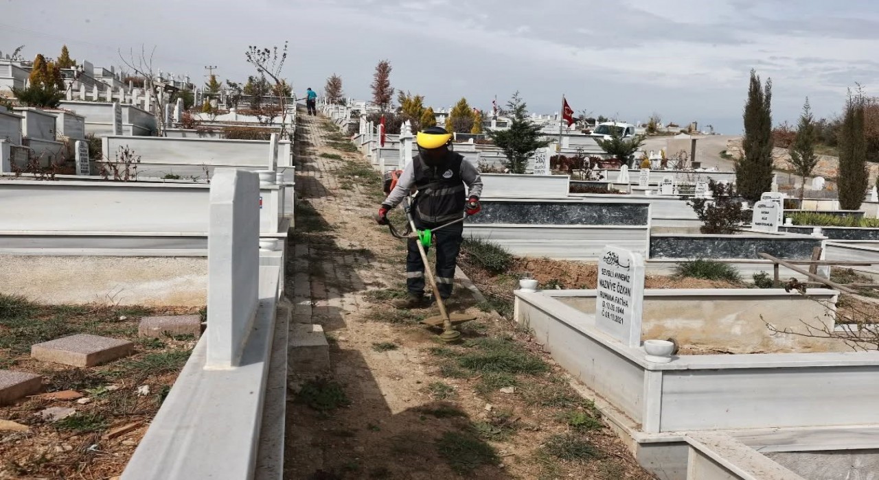 Bayram öncesinde mezarlıklarda temizlik çalışması