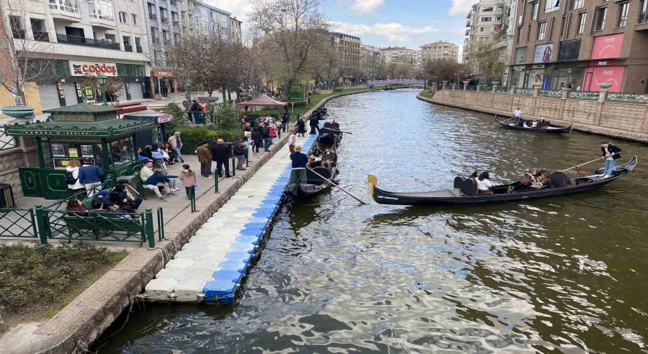 Bayramda Eskişehire gelen turistler gondol seferlerini yoğunlaştırdı