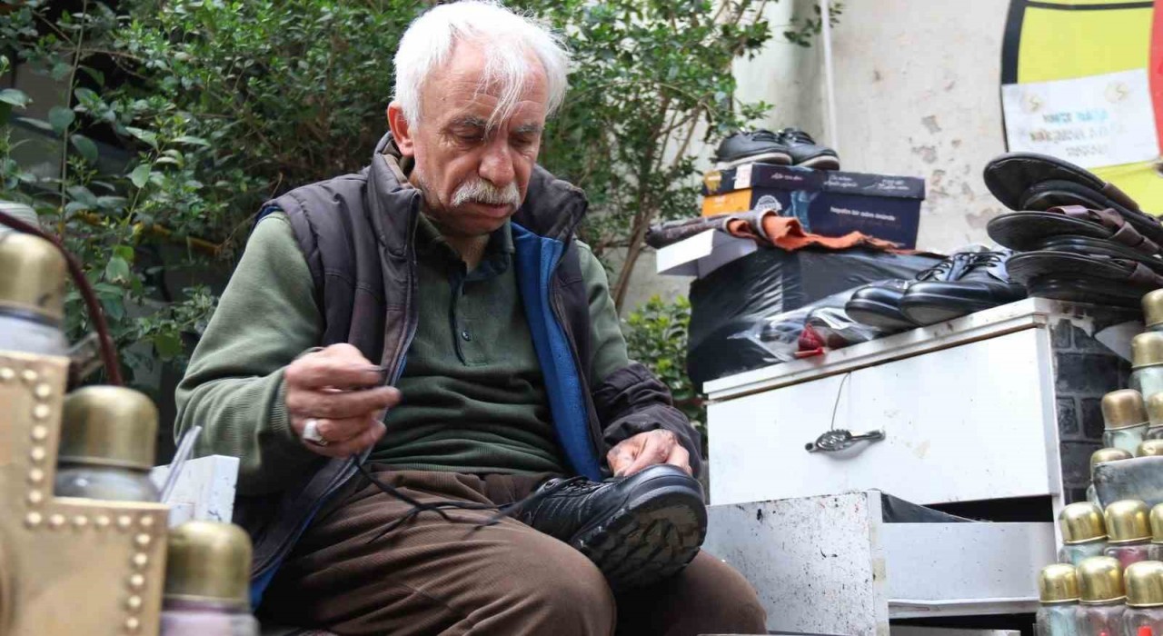 Bayramda temiz ayakkabılarla dolaşmak isteyenler tamircilere akın etti