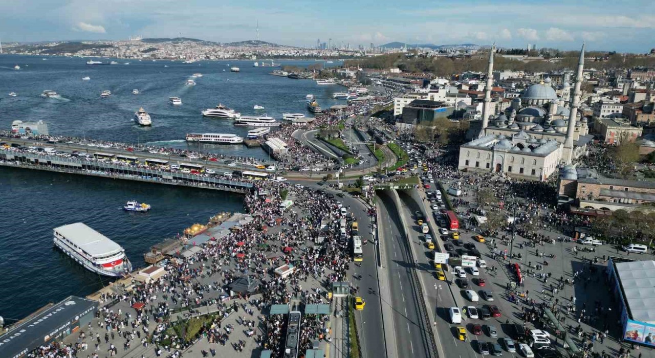 Bayramın ikinci günü vatandaşlar Eminönüne akın etti