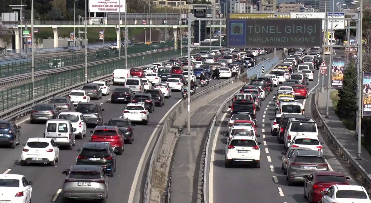 Bayramın ikinci gününde İstanbulda trafik yoğunluğu yaşanıyor