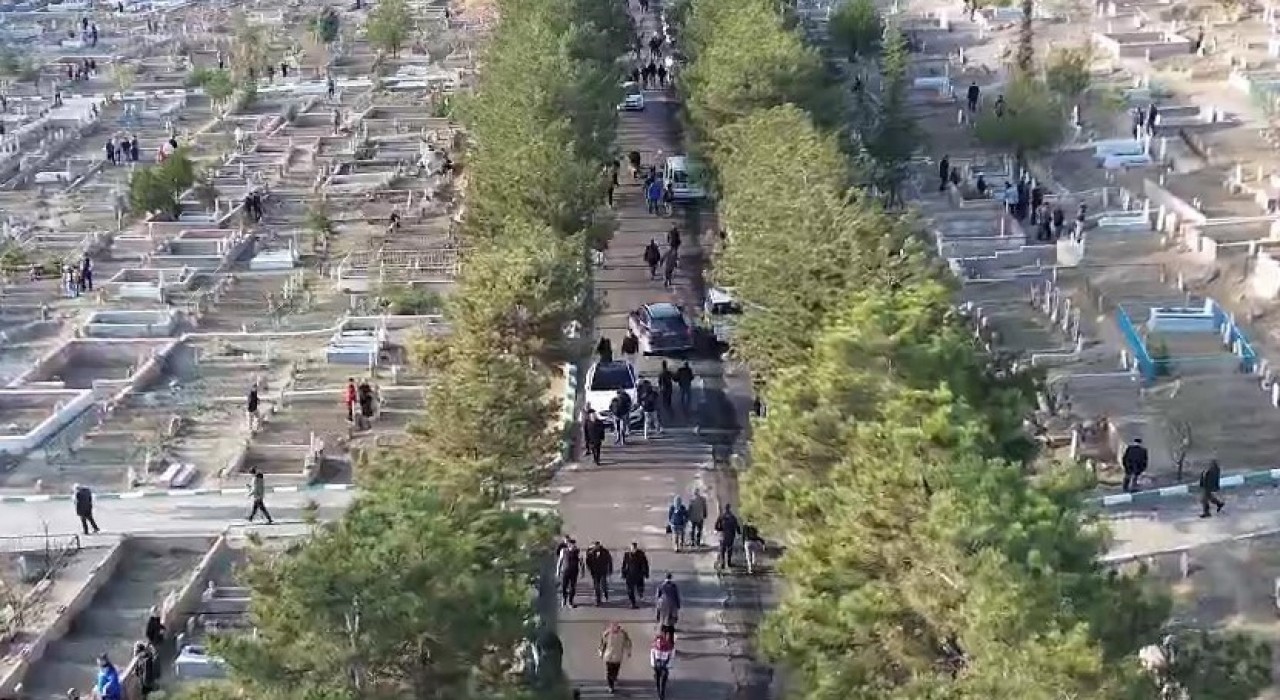 Bayramın ilk gününde mezarlıklar doldu taştı