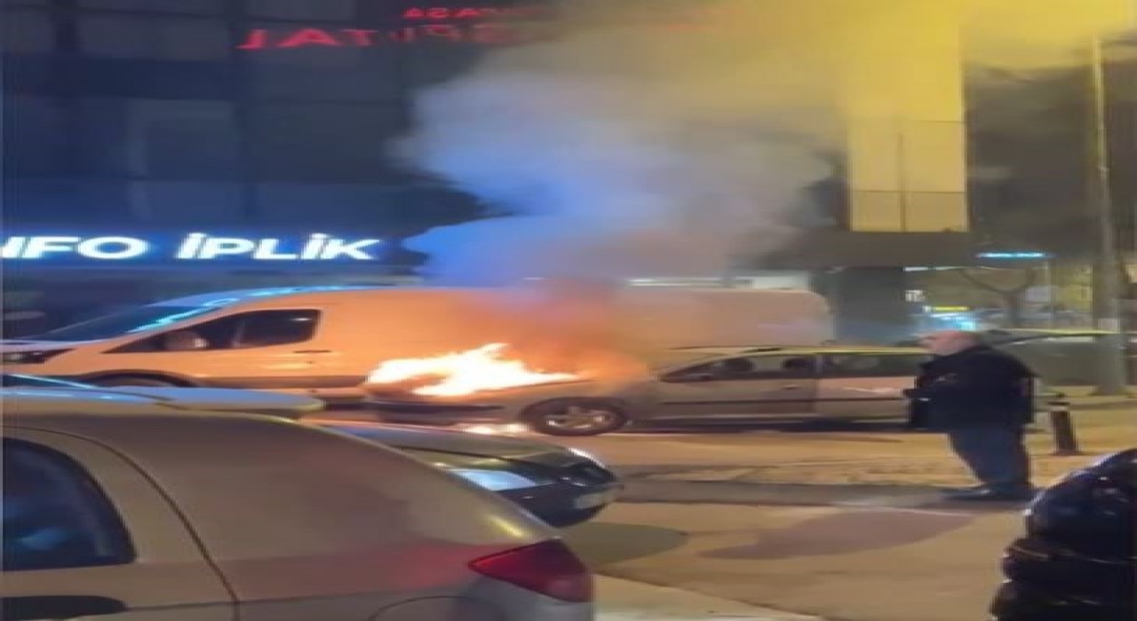 Bayrampaşada alev alev yanan araca vatandaşlar müdahale etti