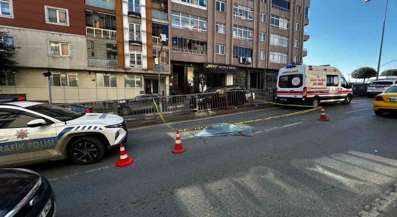 Bayrampaşada feci kaza kamerada: Yolun karşına geçen yayaya çarpıp kaçtı, kısa sürede yakalandı